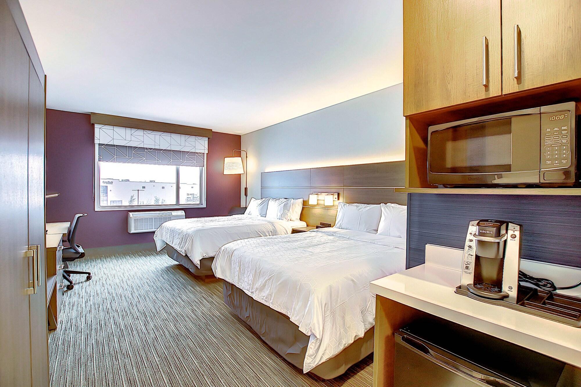 Holiday Inn Express & Suites - Calgary Airport Trail Ne, An Ihg Hotel Exterior photo